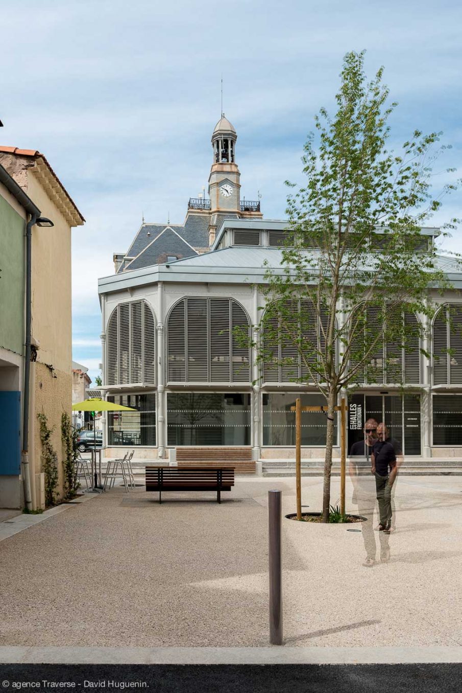 Traverses - la place du Château - un parking transformé en placette de village