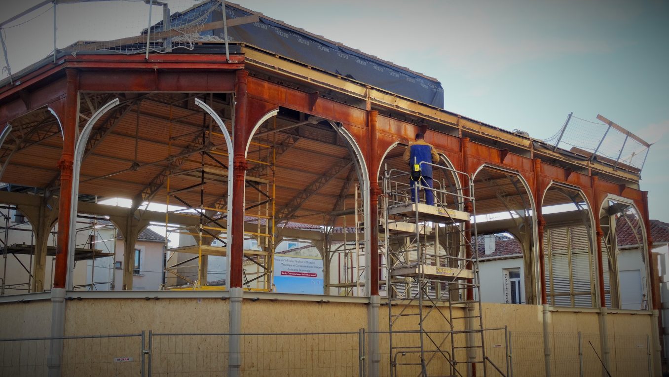 Traverses - travaux de façades - montage des précadres supports des futurs éléments de façades et de brise soleil