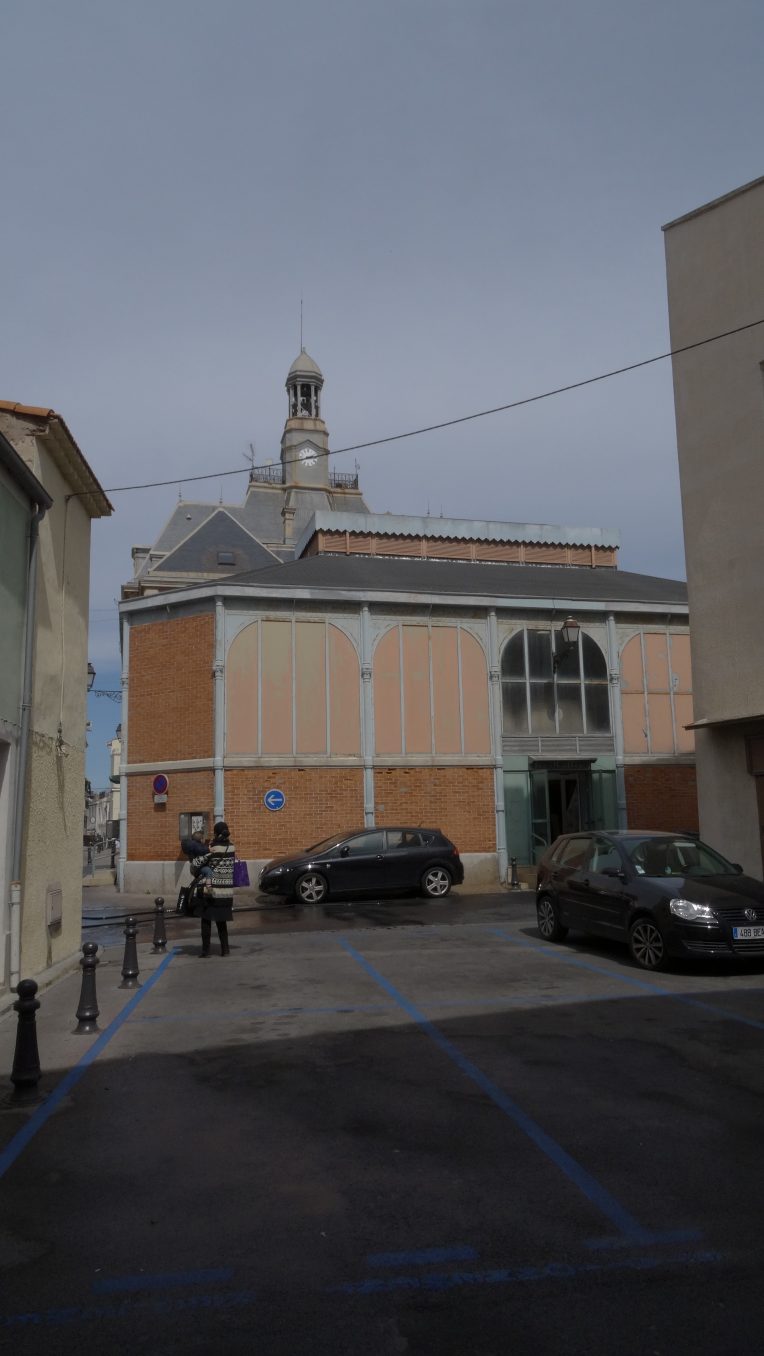 Traverses - la place du Château avant travaux dans son usage unique de parking