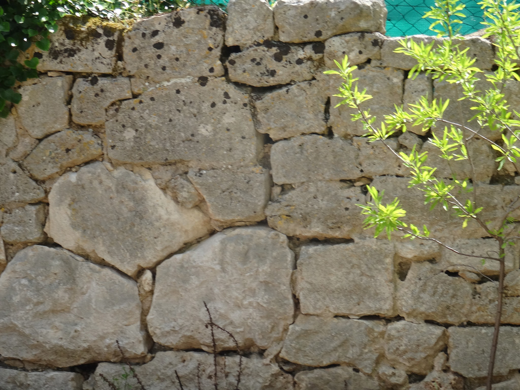 Traverses - existant - les restes de murs en pierres