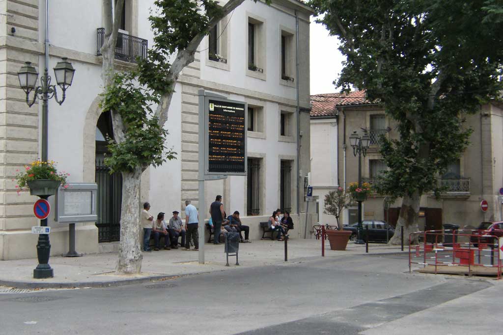 Traverses - espace central du Cours de la Place et bancs le long de la mairie